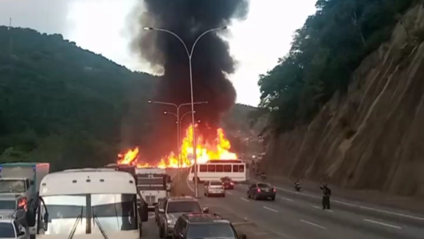 Incendio de gandola en la Petare-Guarenas mantiene el tránsito restringido - El Aragueño