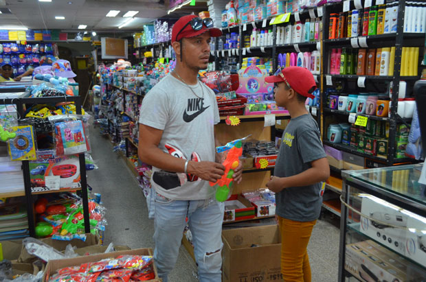 Bombitas-y-pistolas-de-agua-se-venden-como-pan-caliente