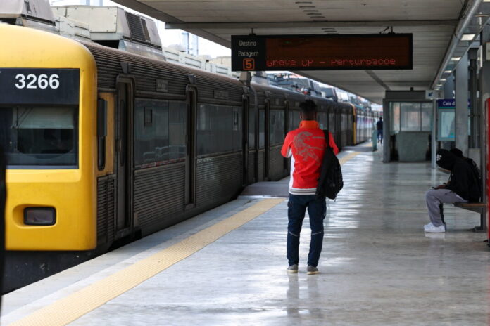 Train workers strike in Lisbon