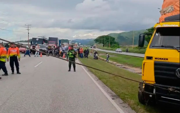 Accidente-vial-en-la-ARC-sentido-Guacara---Maracay-genera-fuerte-retención-vehicular
