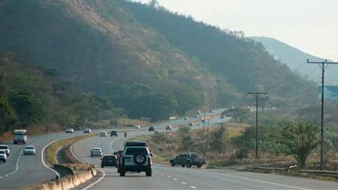 Camión-cargado-de-baterías-se-vuelca-en-la-autopista-Valencia-Puerto-cabello