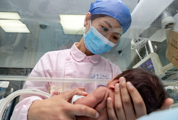 China dará a las familias 500 dólares al año por cada niño menor de tres años