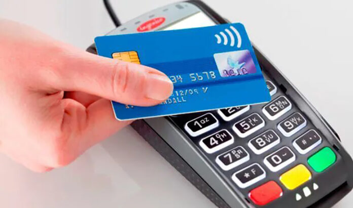 Comerciantes no deben tocar la tarjeta contactless
