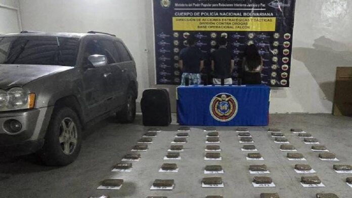 Detenidas tres personas con más de 60 panelas de drogas en Falcón