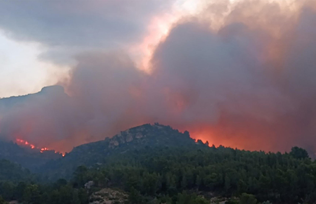 El incendio de Cataluña obliga a confinar a 18