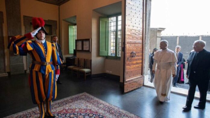 Papa regresa al Vaticano tras vacaciones «sin dejar de trabajar» en Castel Gandolfo