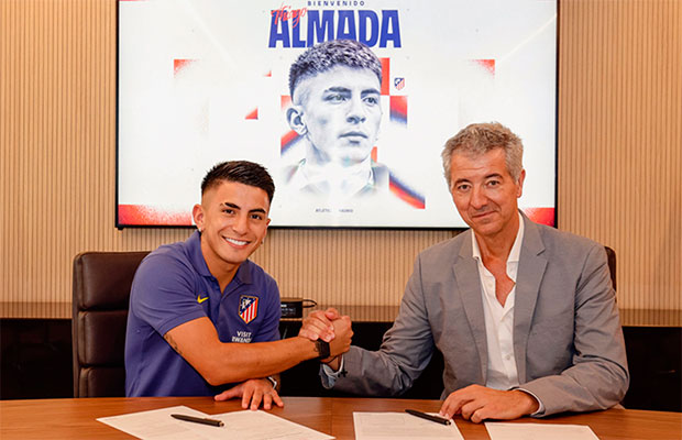 Thiago-Almada-firma