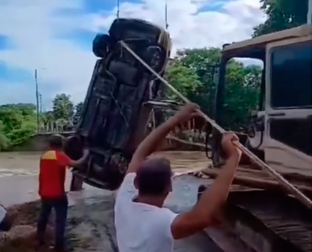 Vehículo-con-tres-integrantes-de-una-familia-cae-al-caño-“El-Muerto”-en-Apure