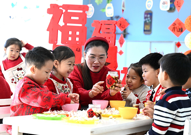 China hará gratuito el último curso de preescolar ante la caída de la natalidad