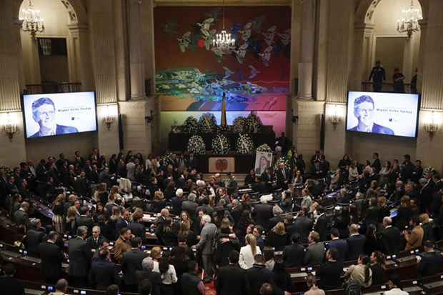 Clase política colombiana y familiares llenan el Capitolio para despedir a Uribe Turbay
