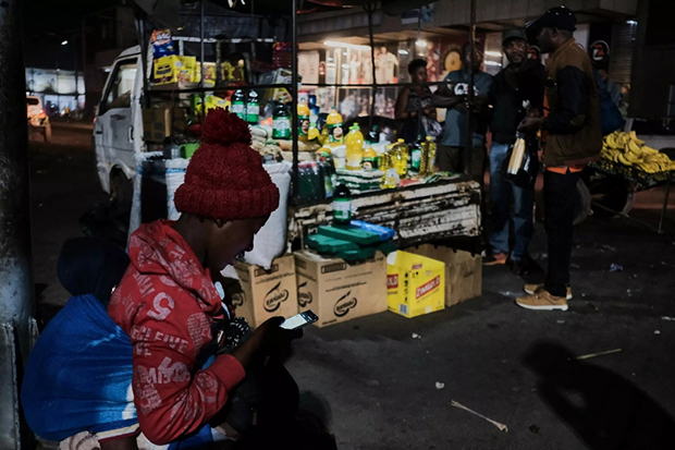 El Gobierno de Zimbabue prohíbe la venta de ropa de segunda mano y el comercio callejero