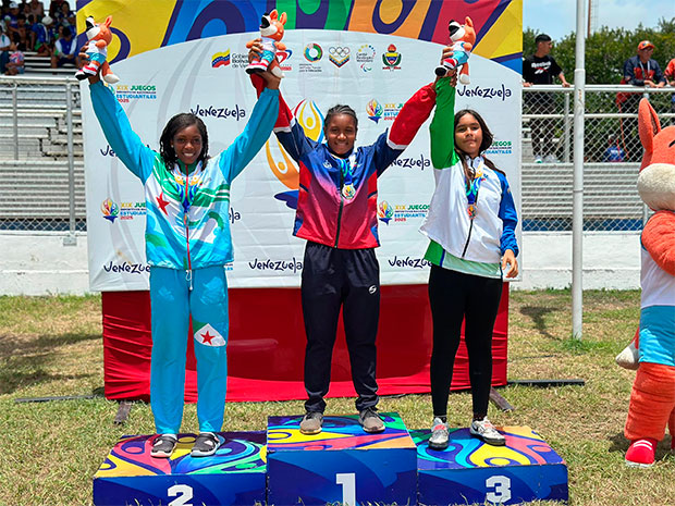 Luisberlis-Rivas-brilla-en-lanzamiento-de-discoy