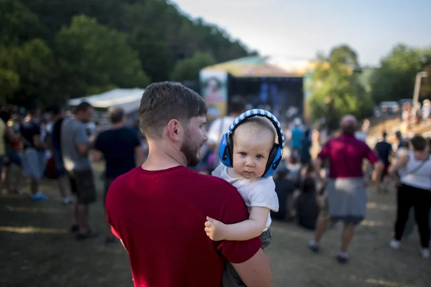 Pediatras desaconsejan llevar niños pequeños a conciertos