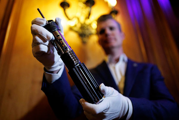 Sable-de-Darth-Vader,-el-casco-de-Sauron