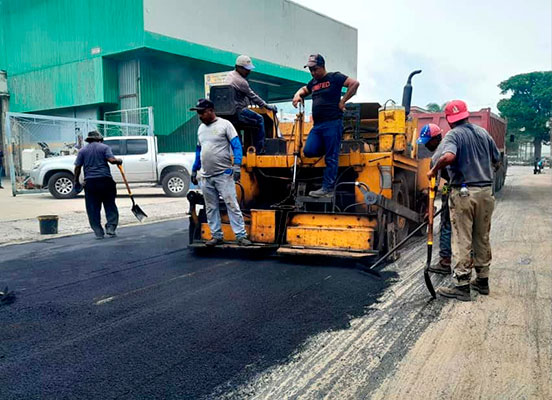 Colocaron-100-toneladas-de-asfalto-en-la-calle-Rivas-Dávila-de-La-Victoria