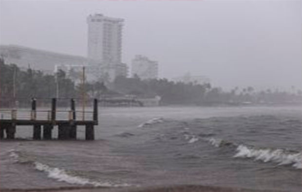 La-tormenta-tropical-Narda-avanza-paralela-a-Pacífico-mexicano-y-ocasiona-fuertes-lluvias