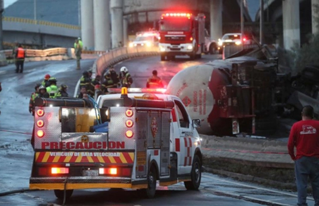 Suman 25 muertos por explosión de un camión de gas en Ciudad de México