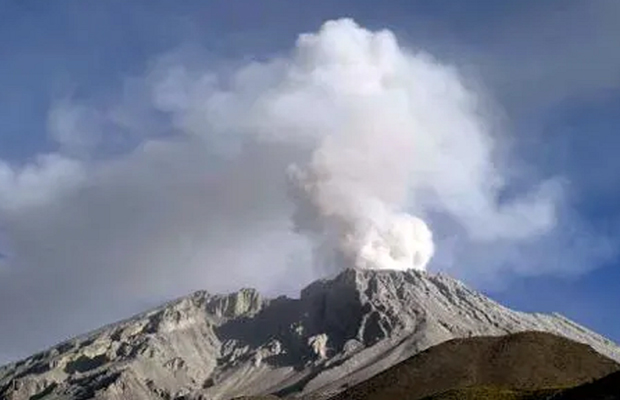 Volcán peruano Sabancaya, en alerta naranja, emitirá ceniza hasta 7 kilómetros de altura