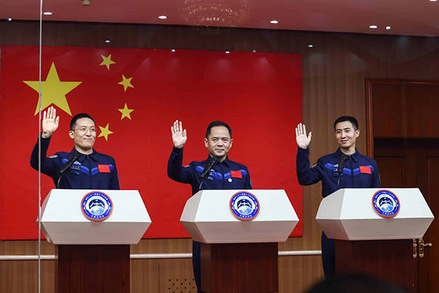China presenta a los tres astronautas de la misión Shenzhou-21, que despegará el viernes