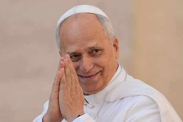 El papa dice a los jóvenes que las preguntas no se responden 'deslizando' en el teléfono