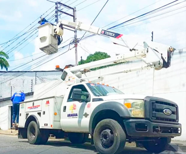 Fundaragua-realizó-la-colocación-de-bombillos-LED-en-Girardot