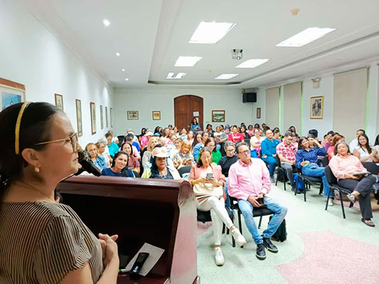 IAE-Dr.-Arnoldo-Gabaldon-promueve-la-práctica-de-la-lactancia-materna