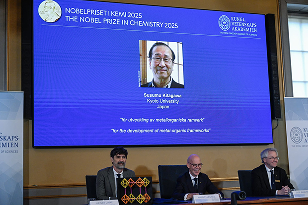 Nobel de Química Kitagawa sueña con crear nuevos materiales a partir del aire