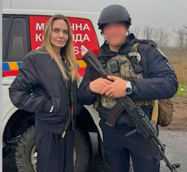 Acompañante-de-Angelina-Jolie-es-arrestado-durante-su-visita-a-Ucrania