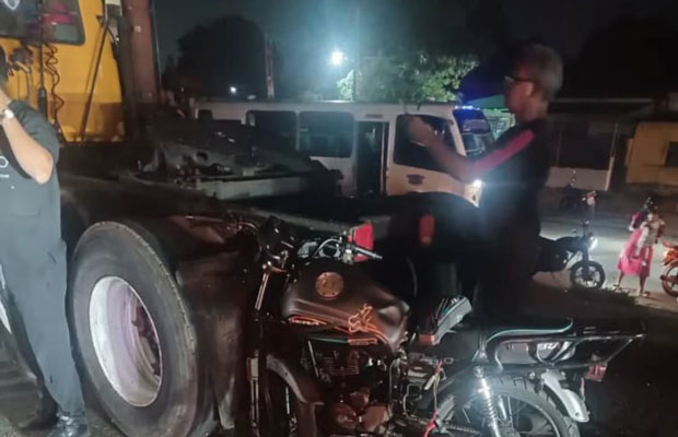 Colisión-entre-moto-y-camión-de-carga-dejó-unas-persona-lesionada-en-la-Autopista-del-Sur-en-Carabobo