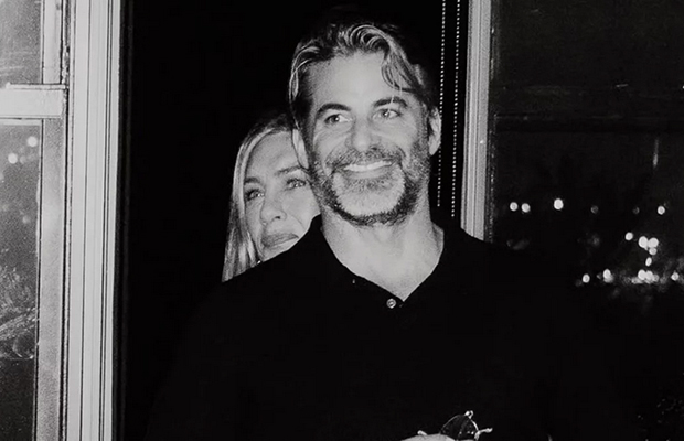 La actriz Jennifer Aniston confirma su relación con Jim Curtis en Instagram