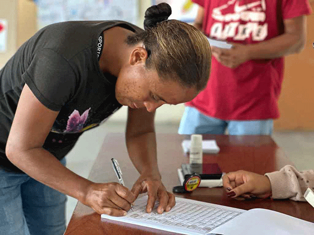 Venezolanos-salieron-a-votar-temprano-y-en-paz-en-consulta-popular
