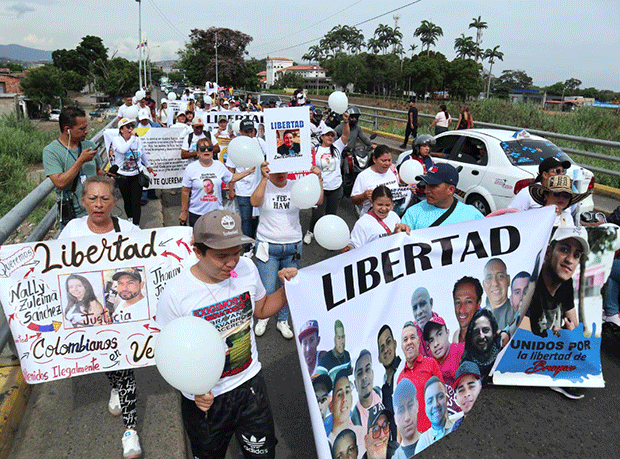 Familiares-de-colombianos-detenidos-en-Venezuela-cerraron-el-paso-fronterizo-este-#5Dic