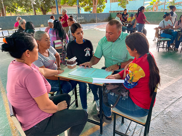 Revenga-participó-en-la-Consulta-Pública