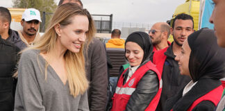 Angelina Jolie muestra su apoyo a gazatíes en una visita al cruce de Rafah