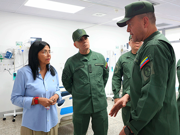 Delcy-Rodríguez-visitó-a-los-heridos-que-combatieron-el-ataque-de-EEUU