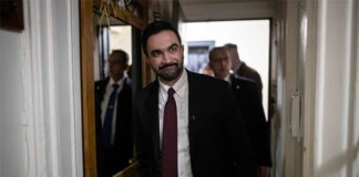 El alcalde de Nueva York debuta con medidas para vivienda y revoca órdenes de predecesor