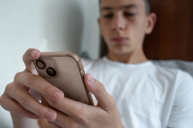 El 'scroll' infinito de los menores: cuatro horas diarias enganchados a la red