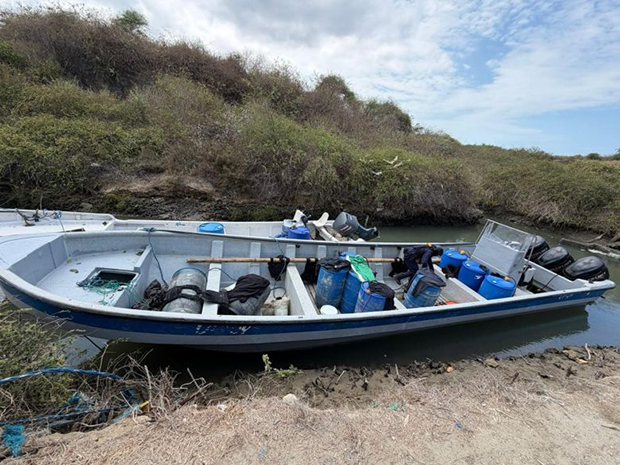 Incautan en Ecuador cuatro lanchas usadas para poner droga en buques que van a Europa