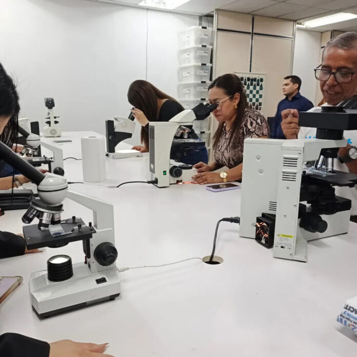 Mincyt capacita a estudiantes de la Universidad Nacional de la Seguridad en microscopía