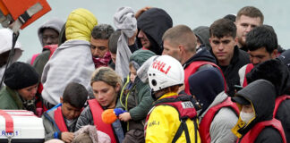 Reino Unido incauta móviles a migrantes en situación irregular