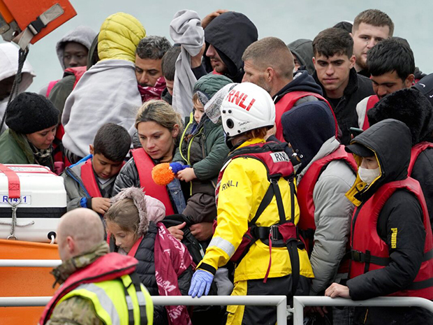 Reino Unido incauta móviles a migrantes en situación irregular