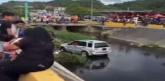 Tras perder el control, camioneta cae a canal de drenaje en Puerto Cabello