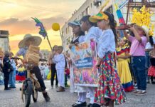 Colorido desfile de carnaval recorrió la Av. Francisco de Loreto en Ribas