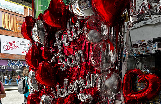 Cupido llegó a comercios de Maracay para cautivar a los enamorados