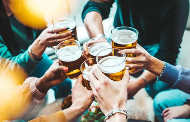 Gobierno español pide proteger a menores ante sociedad que aún banaliza consumo de alcohol