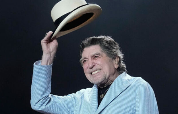 Sabina-reaparece-en-un-acto-íntimo