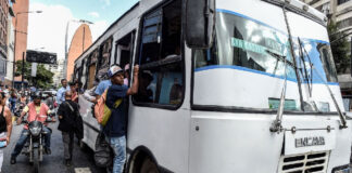 Transportistas insisten en anclar pasaje a USD 0,50: «La situación es insostenible»