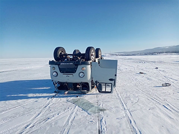 Un microbús turístico con nueve ocupantes se hunde bajo el hielo del lago Baikal en Rusia
