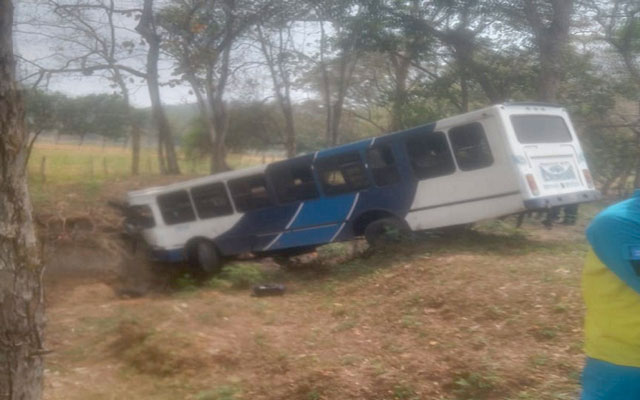 Accidente-de-bus-en-Cojedes-dejó-a-15-personas-lesionadas