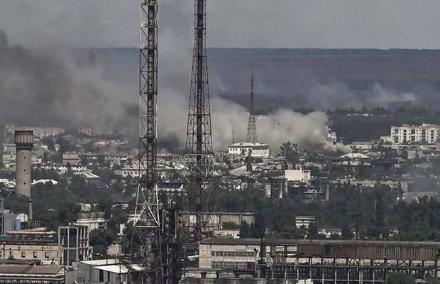 Al menos un muerto y 50 heridos por un incendio en una planta petroquímica en Rusia